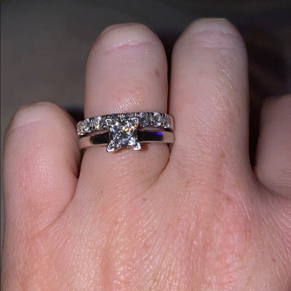 Leo Artisan Princess Cut 1ct Ring and Wedding Band - Picture 2 of 16